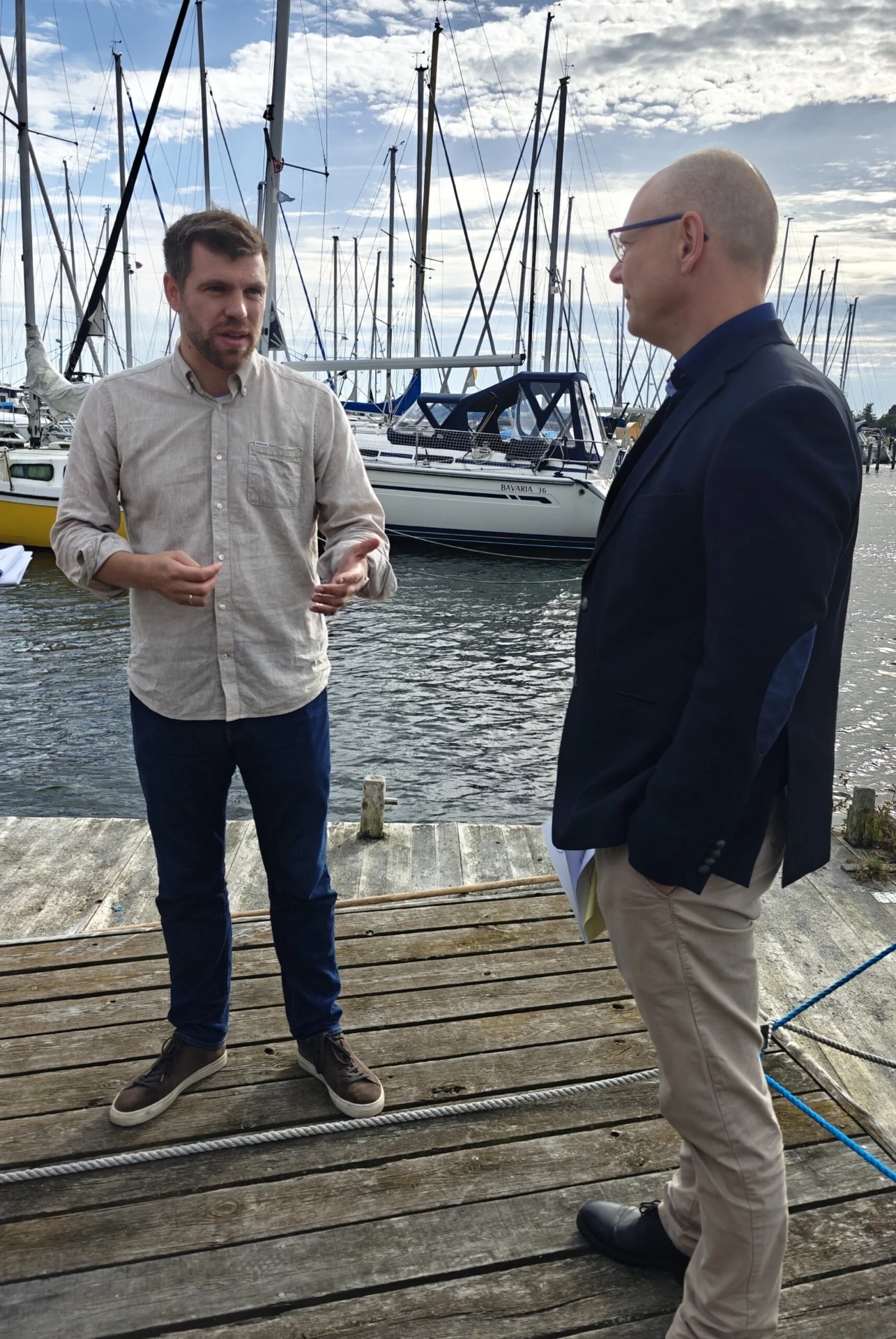 Minister Morten Dahlin i samtale med FLIDs direktør Jesper Højenvang på en havnebro