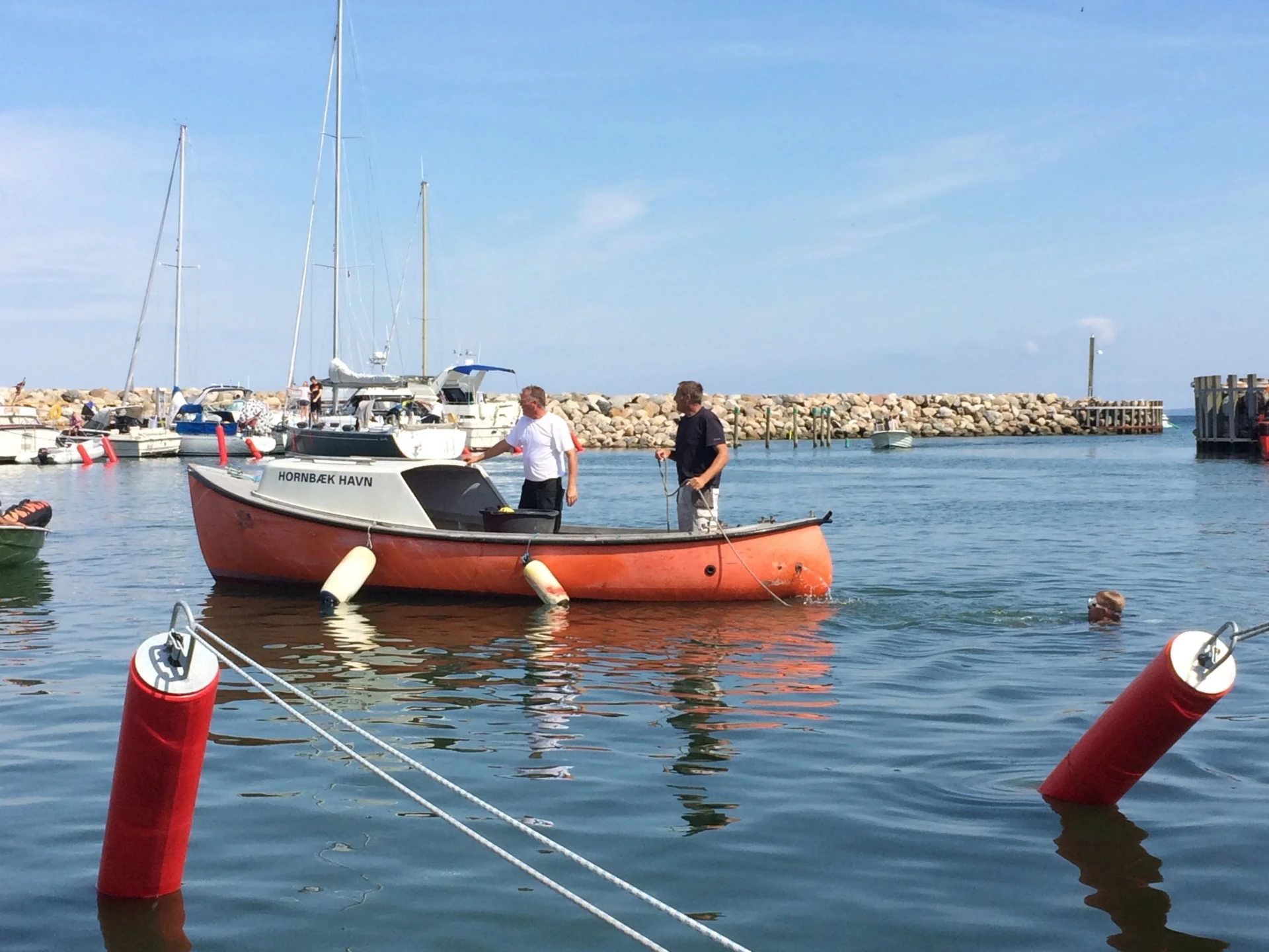 Arbejdsbåd fra Hornbæk Havn udlægger flex-bøjer i lystbådehavnen