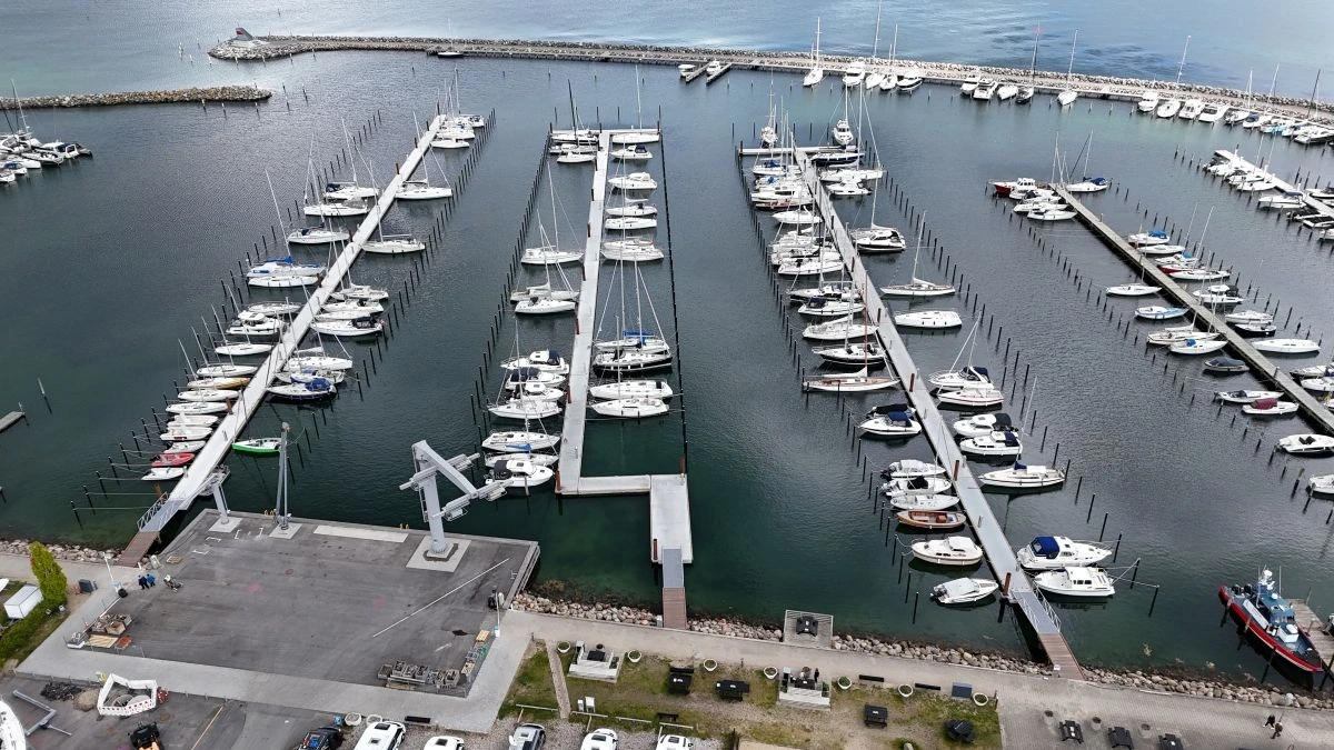 Luftfoto af Kerteminde Marina med bådpladser og broer